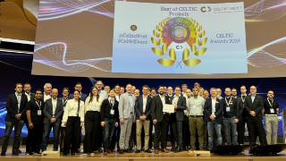 Die Mitarbeitenden des AI-NET Projekts stehen auf einer Bühne und nehmen den CELTIC-NEXT Innovation Award 2024 entgegen.