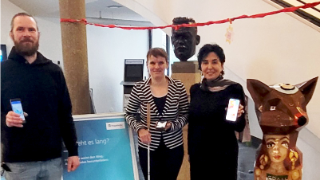 v.l.n.r. : Marcus Witzke vom Fraunhofer FOKUS, Beauftragte Regina Vollbrecht und Bezirksbürgermeisterin Emine Demirbüken-Wegner beim Start der Indoor-Navigation everGuide im Bezirksamt Reinickendorf 