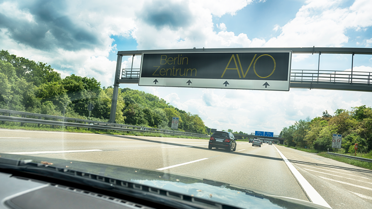 ASCT, News: INFRAMIX, hybride Straße Traffic on highway A 5 in Germany. Toned picture.