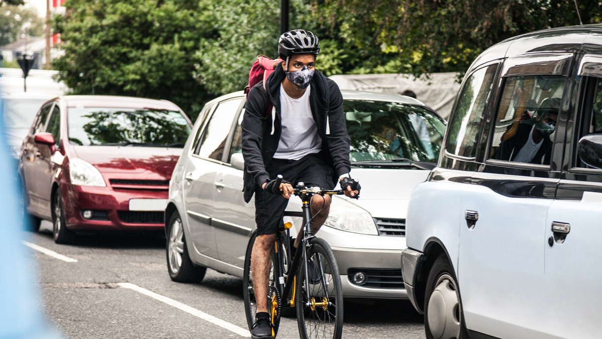 ASCT, News: Projekt TEAM, Vernetzung gegen Luftverschmutzung Cyclist commuter wearing a pollution-mask in Central London, while commuting to work in the morning.
