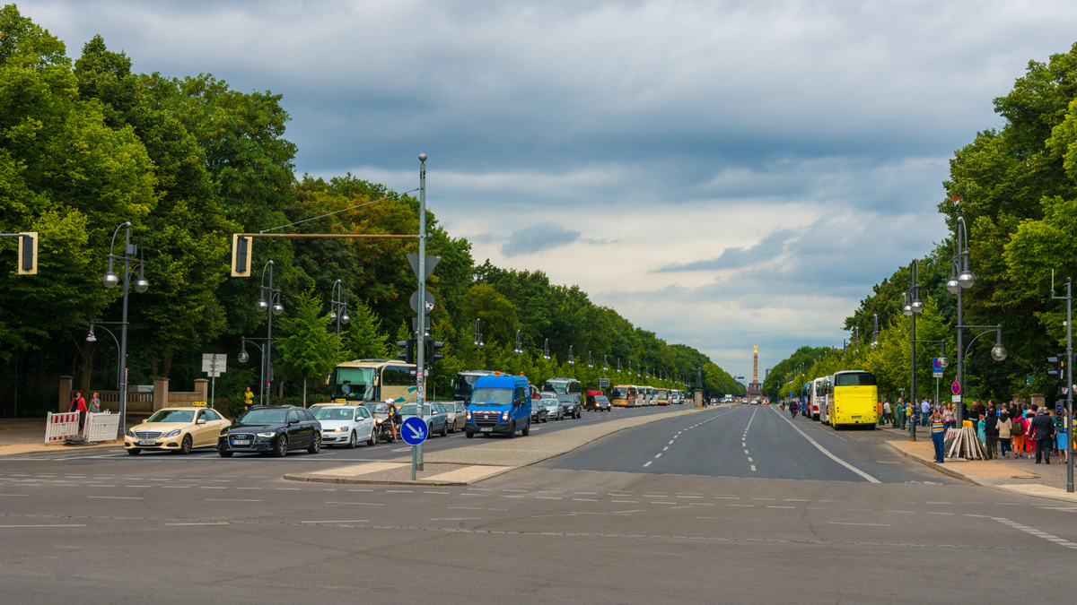 ASCT, News: Diginet-PS, Digitale Teststrecke Berlin Berlin, Germany - August 12, 2014: view to the Strasse des 17. Juni in Berlin, Germany. In the far visible the Siegessäule. a lot of cars standing at traffic light, people waiting