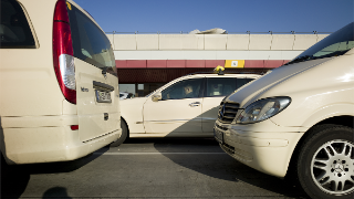 Mehrere Taxis halten vor dem Gebäude des ehemaligen Flughafen Schönefeld (SXF)