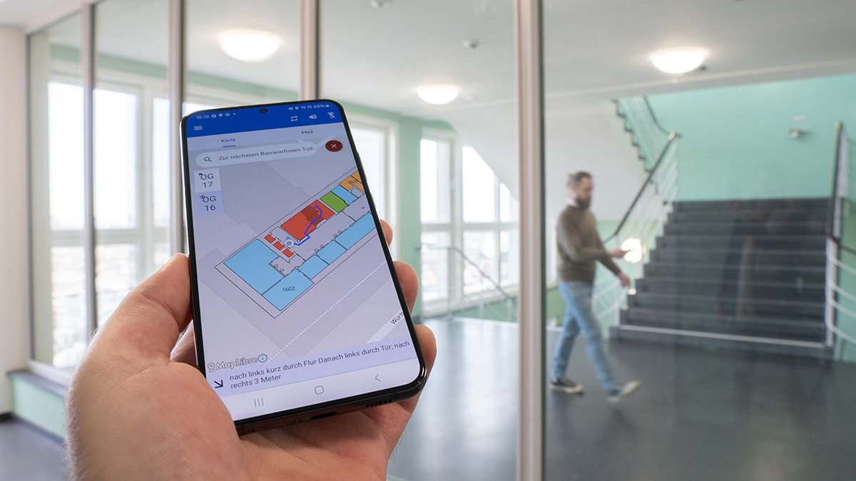 Referenz everGuide Senatsverwaltung für Stadtentwicklung Zwei Personen nutzen ihr Smartphone zur Indoor-Navigation innerhalb der Senatsverwaltung für Stadtentwicklung