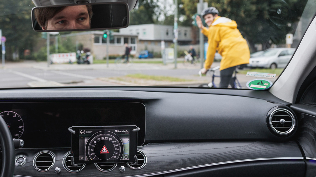 ASCT, News: LaaS aus der Perspektive eines Fahrzeugfahrers. »Location-as-a-Service« (LaaS) hilft bei der Vernetzung verschiedener Verkehrsteilnehmer.