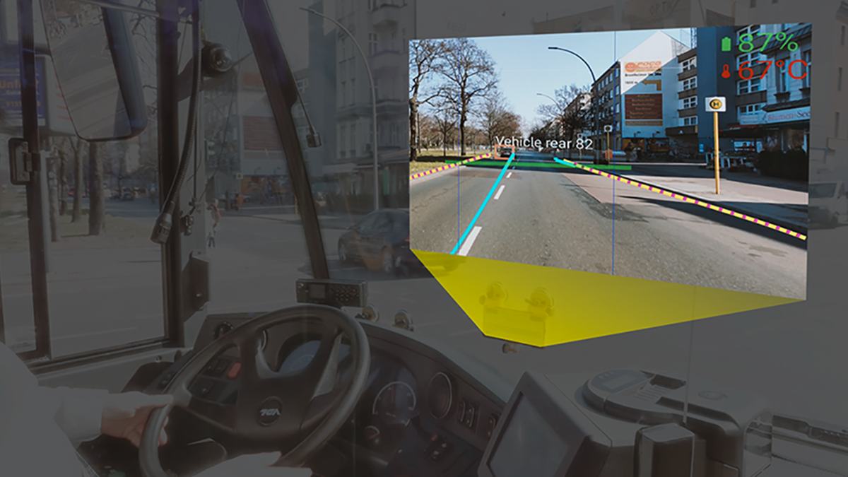ASCT, News: Projekt Shuttles & Co Collage: Blick durch die Frontscheibe eines Linienbusses (ausgegraut), eingefügt darin ein Ausschnitt der Echtzeitverkehrsanalyse durch die im Projekt Shuttles&Co entwickelte App auf einem Smartphone.