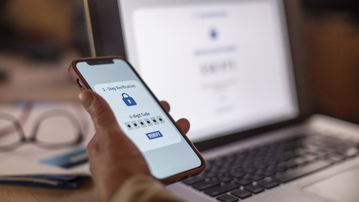 DPS, Lösungen: Informationssicherheitsmanagement The senior woman ensures secure online transactions by using her smartphone
