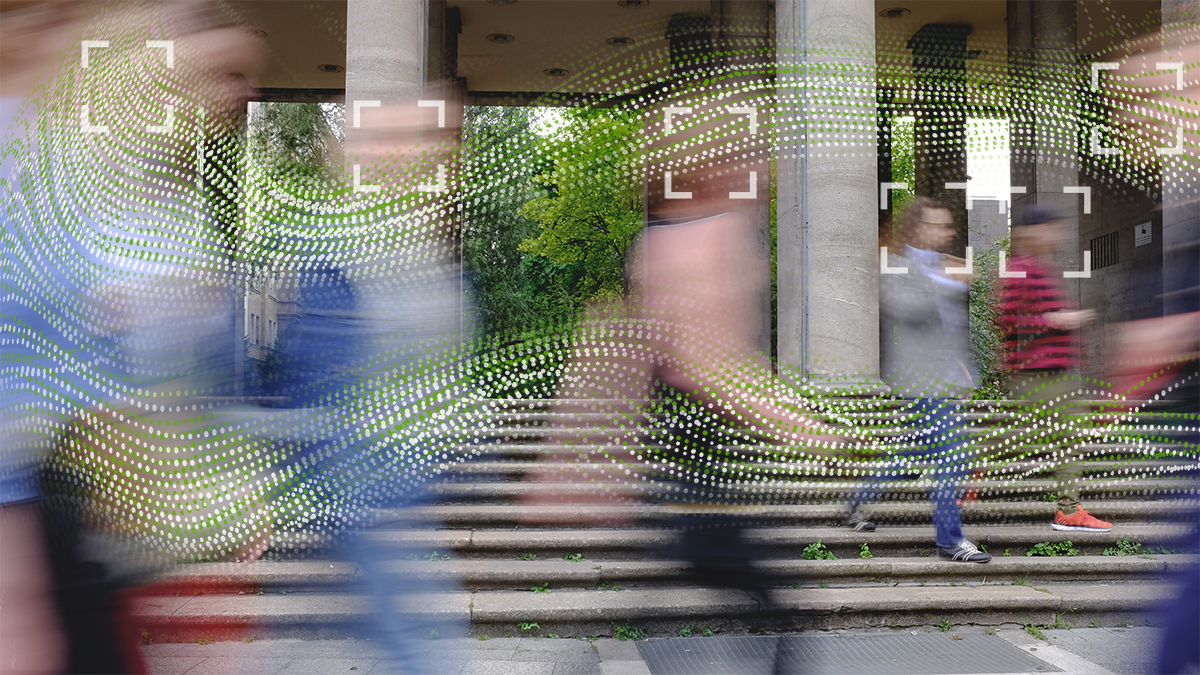 DPS, News, Event: Automatisierungskonferenz Verschommenes Bild von Passanten mit einem Overlay aus gepunkteten Linien