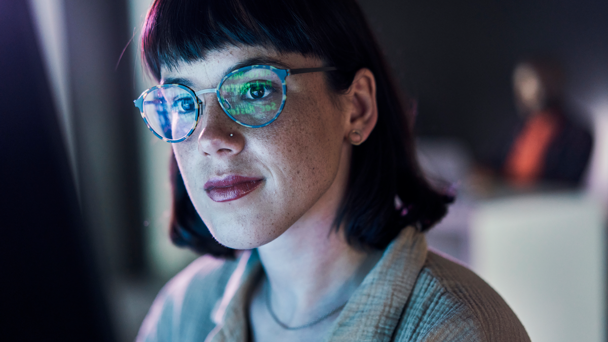 DPS, Projekt, Vorschaubild: DataVaults Business woman face, computer and ux coding of young employee with blue light and glasses. Digital code, hacker face and reading of a female worker at night planning with online cybersecurity data