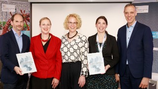 Deutschland-Index 2025 FOKUS-Mitarbeitende und Teilnehmer auf dem Podium
