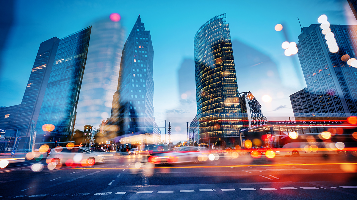 DPS, News: White Paper Fortschrittliche Datenstrategien Potsdamer Platz bei Nacht