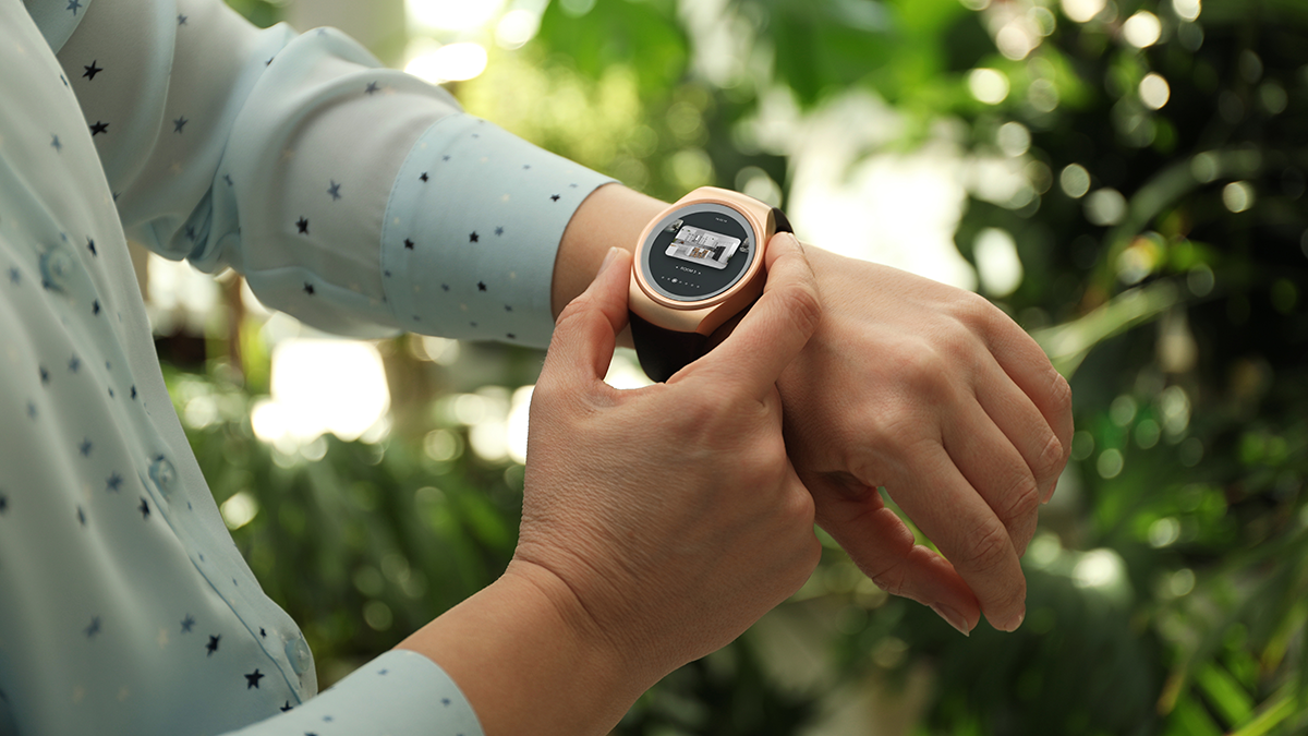 DPS, News: Digitales Mindesthaltbarkeitsdatum Woman checking home security system via smartwatch app outdoors, closeup. Image of room through CCTV camera on display