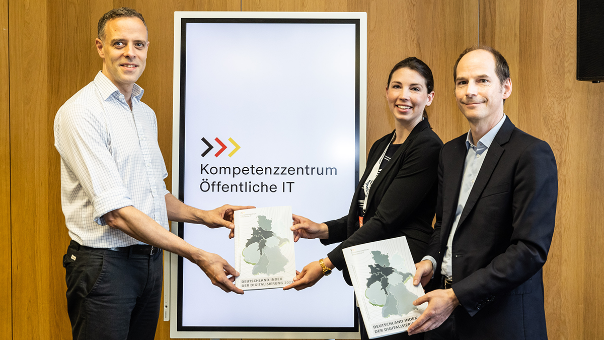 DPS, ÖFIT, News, Publikation: Deutschland Index Digitalisierung Prof. Dr. Peter Parycek und Nicole Opiela vom Kompetenzzentrum Öffentliche IT übergeben Bundes-CIO Dr. Markus Richter den Deutschland-Index der Digitalisierung 2023