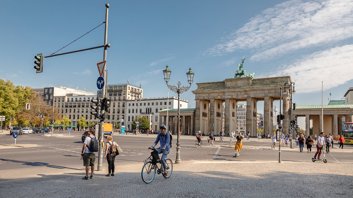 DPS, News: Evaluationsbericht mFUND Sonniger Tag am Brandenburger Tor in Berlin von Tiergarten-Seite