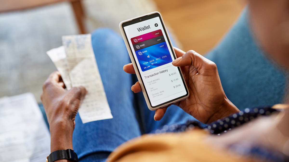 DPS, Projekt, Vorschaubild: Glass Hands of african american woman using mobile phone to check payments, account statement and transaction history. Close up of black woman hand using smartphone for checking the balance of her online wallet. Checking expenses of the month on smart phone by internet banking.