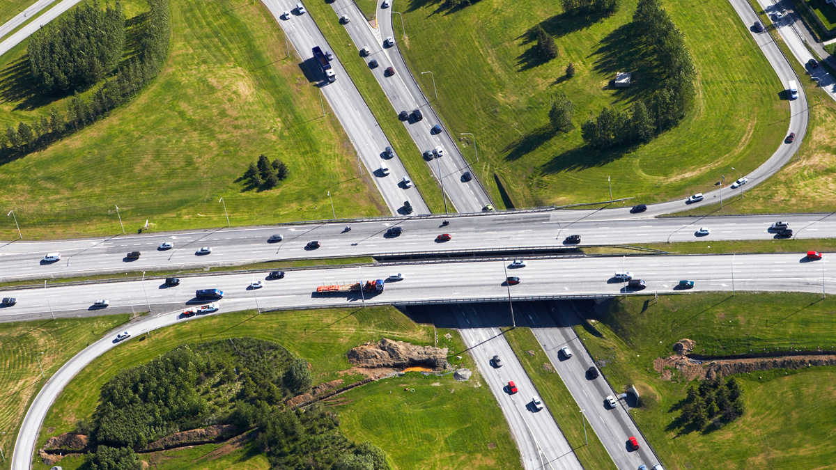 Luftaufnahme: Autobahnabschnitt mit Abfahrten und mehrspurigen Brücken