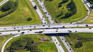 Luftaufnahme: Autobahnabschnitt mit Abfahrten und mehrspurigen Brücken