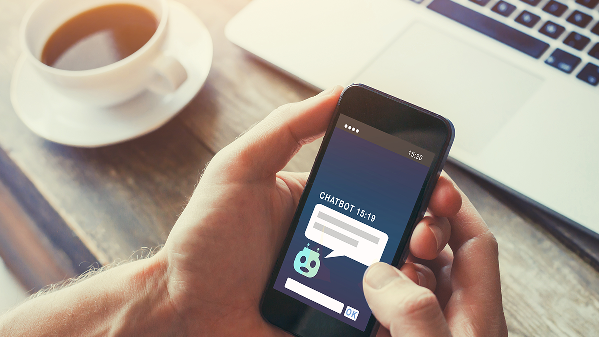 DPS, News: Studie »KI im Behördeneinsatz: Erfahrungen und Empfehlungen« Person kommuniziert auf einem Smartphone mit einem Chatbot