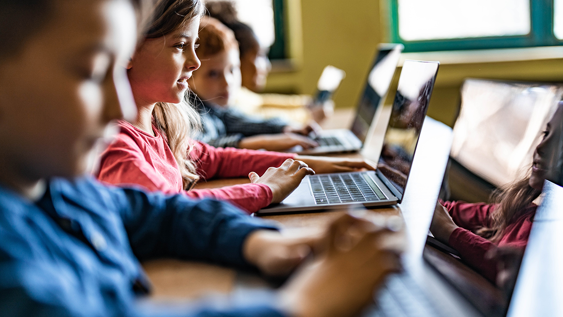 DPS, News,: Landesbeirat Digitalisierung Schulkinder arbeiten an Laptops