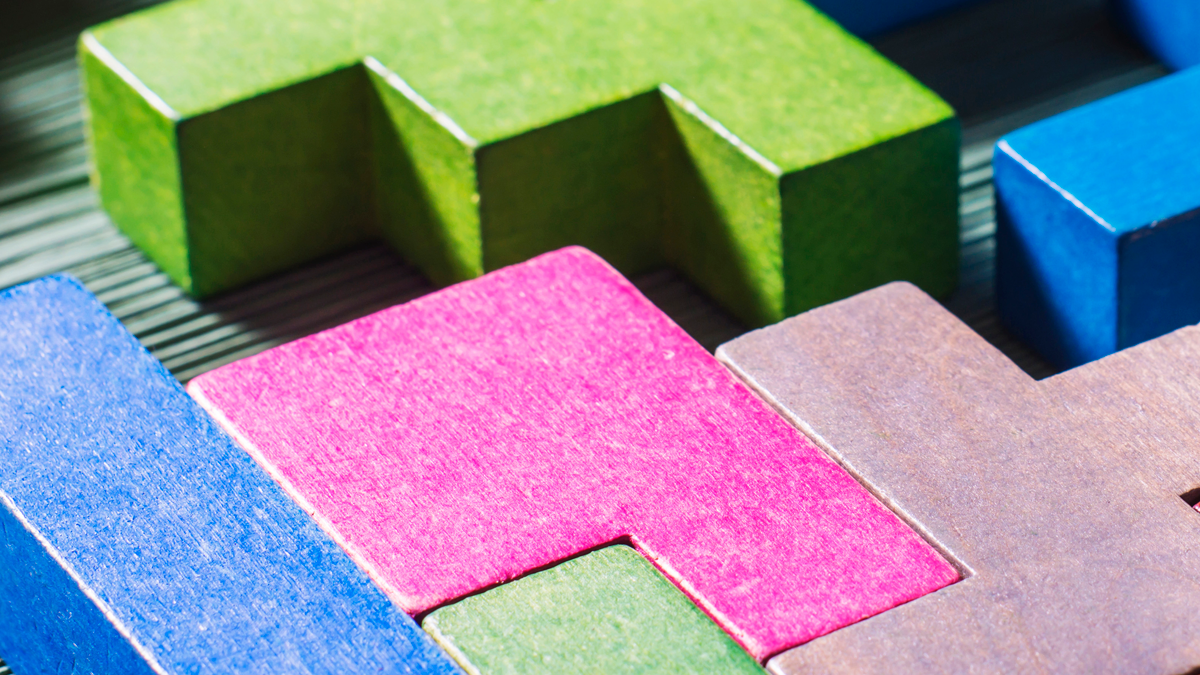Verschiedene Holzbausteine in Pnik, Rosa, Blau, Grün