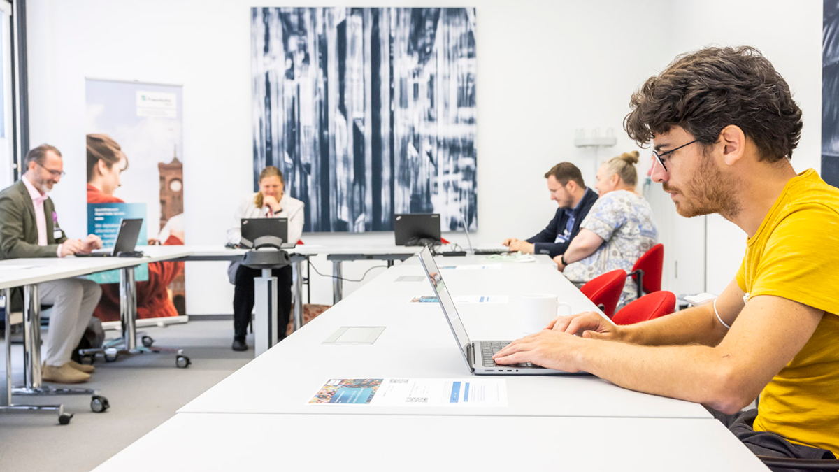 Mehrere Personen Programmieren mit Hilfe von Low Code im Low Code Cafe der Konferenz bei Fraunhofer FOKUS