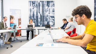 Mehrere Personen Programmieren mit Hilfe von Low Code im Low Code Cafe der Konferenz bei Fraunhofer FOKUS