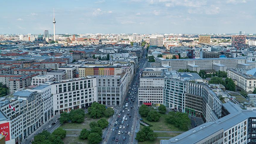 Leipziger Platz aus großer Höhe aus Richtung Potsdamer Platz im Sommer