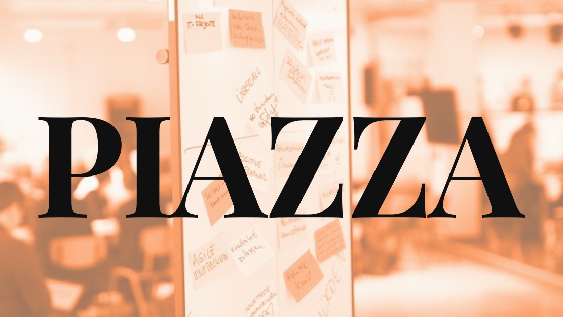 Pinwand mit großem schwarzen Schriftzug "PIAZZA"