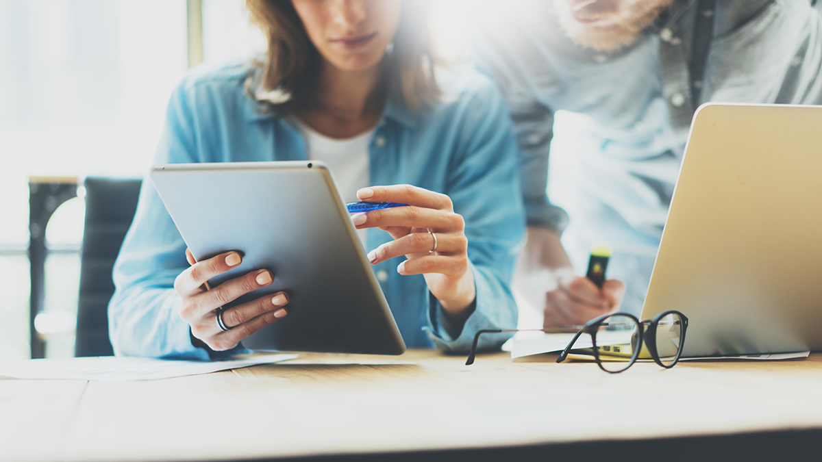 DPS, News: Qualifica Digitales Zwei Personen schauen gemeinsam auf ein Tablett