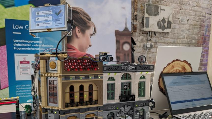 DPS, News: Low-Code-Rathaus Aufbau des interaktiven Low-Code-Rathaus in dem gezeigt wird, wie digitale Fachverfahren auch ohne Programmierkenntnisse realisiert werden können.