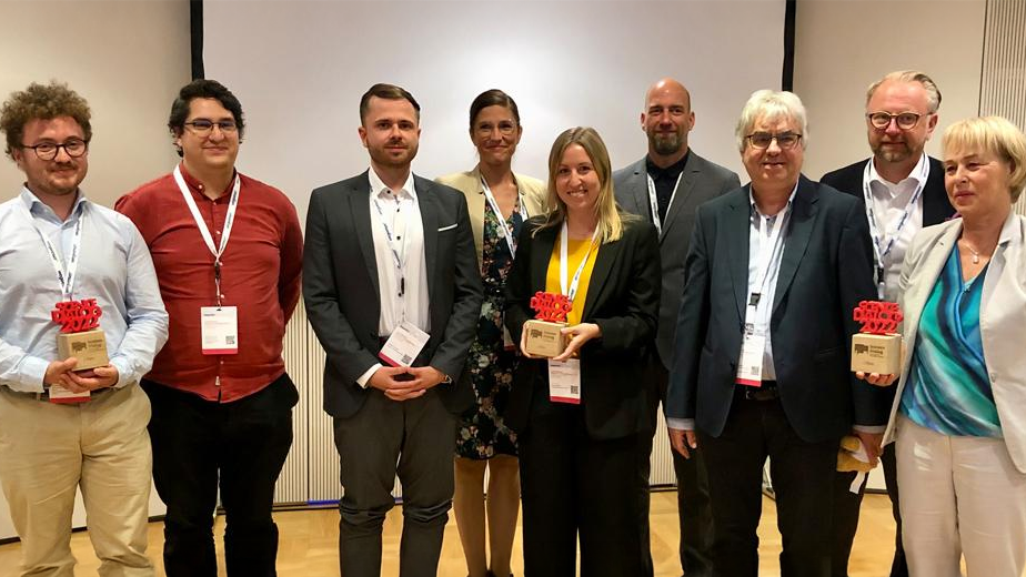 (v.l.n.r.): Christian Weidner (Kompetenzzentrum ÖFIT), Basanta Thapa (Kompetenzzentrum ÖFIT), Philipp Kuscher (Universität Potsdam / Stein-Hardenberg Institut), Luise Kranich (BMI, Jurymitglied), Vera Spitzer (Universität Koblenz), Harald Felling (]init[, Jurymitglied), Lutz Nentwig (Fraunhofer FOKUS), Nikolaus Hagl (SAP, Jurymitglied), Dr. Brigitte Klamroth (Senatskanzlei der Freien und Hansestadt Hamburg)
