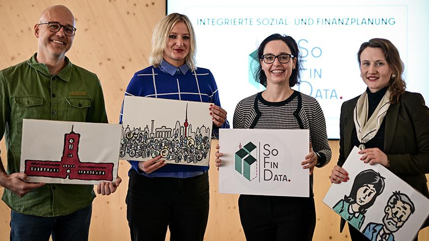 Offizielle Vorstellung des »SoFinData«-Produktivsystems am 6. November: Das Leitungstandem des Projekts, Marie-Theres Mayer (rechts im Bild) und Nadja Scholz (zweite von rechts) von der Senatsverwaltung für Finanzen (SenFin) Berlin, unterstützt von Juliane Schmeling (zweite von links) und Philipp Martin (links im Bild) von Fraunhofer FOKUS.