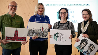 Offizielle Vorstellung des »SoFinData«-Produktivsystems am 6. November: Das Leitungstandem des Projekts, Marie-Theres Mayer (rechts im Bild) und Nadja Scholz (zweite von rechts) von der Senatsverwaltung für Finanzen (SenFin) Berlin, unterstützt von Juliane Schmeling (zweite von links) und Philipp Martin (links im Bild) von Fraunhofer FOKUS.