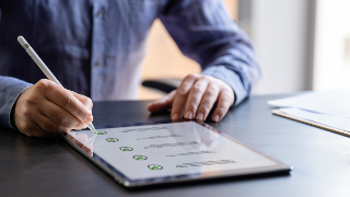 Checkliste, Screen, Daten, Compliance auf einem Tablet