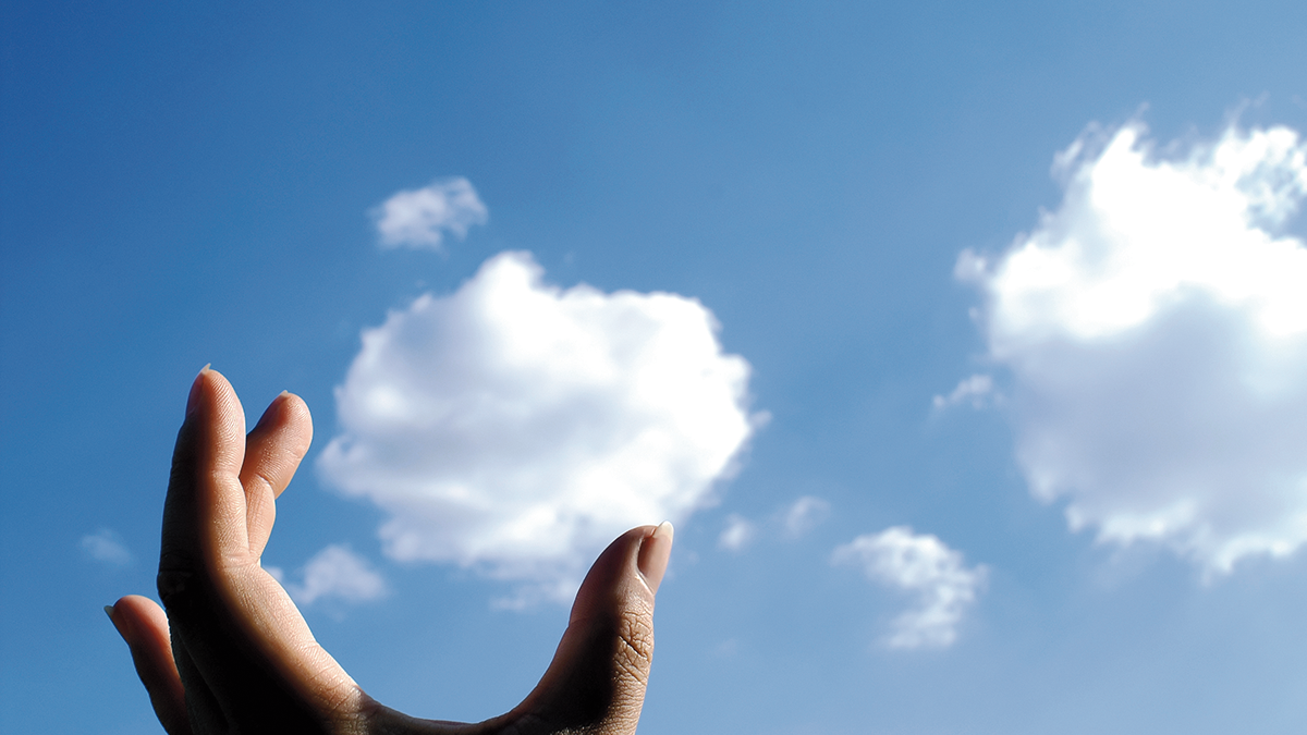 Blauer Himmel mit einzelnen Wolken, eine Hand greift nach einer der Wolken