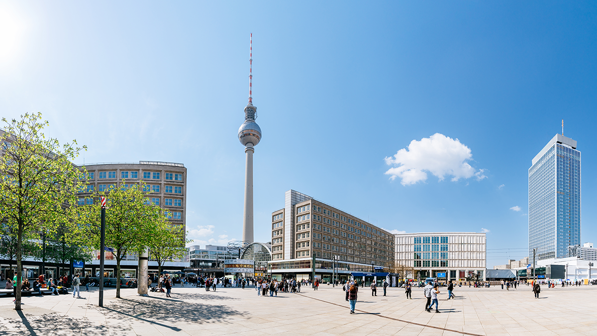 Berlin Alexanderplatz Richtung Weltzeituhr und Fernsehturm