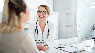 Eine Ärztin im Gespräch mit einer Patientin