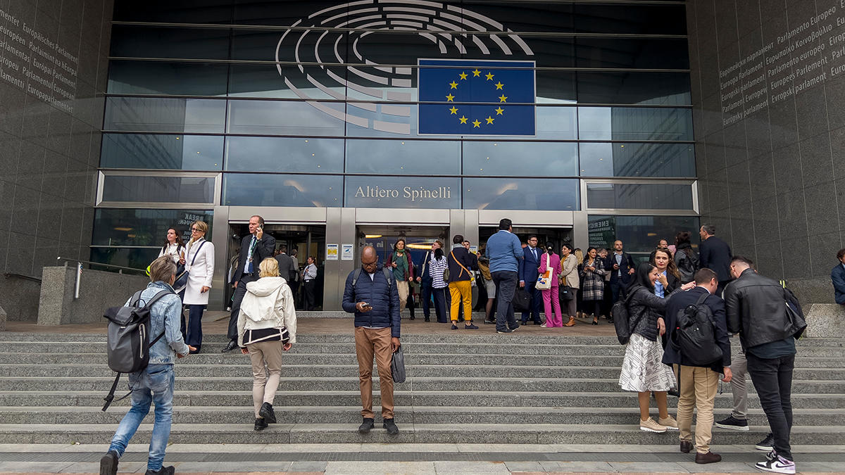 Besucherinnen und Besucher auf den Treppen im Eingangsbereich zum Europäischen Parlament