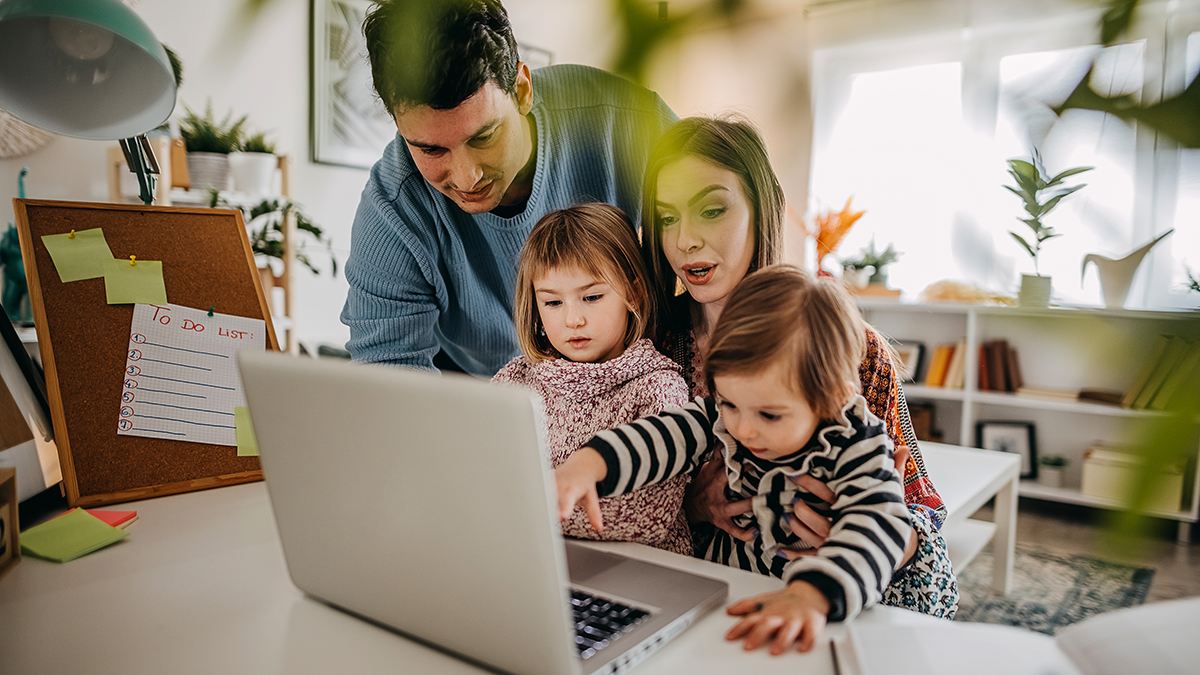 DPS, Forschungsthemen: Digitale Prozesse und Dokumente Happy family using laptop to use E-Government applications and documents