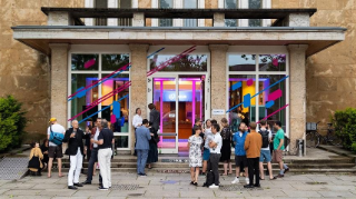 Eingang des CityLAB in Berlin mit Besucherinnen und Besuchern