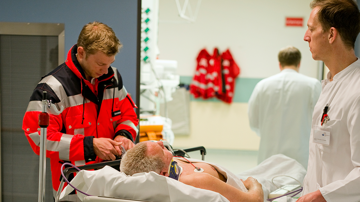 Rettungsstelle Unfallkrankenhaus Marzahn, Berlin: Ein Rettungssanitäter und ein Arzt betreuen einen Patienten, der vor ihnen auf einem Transportbett mit einer Zervikalstütze