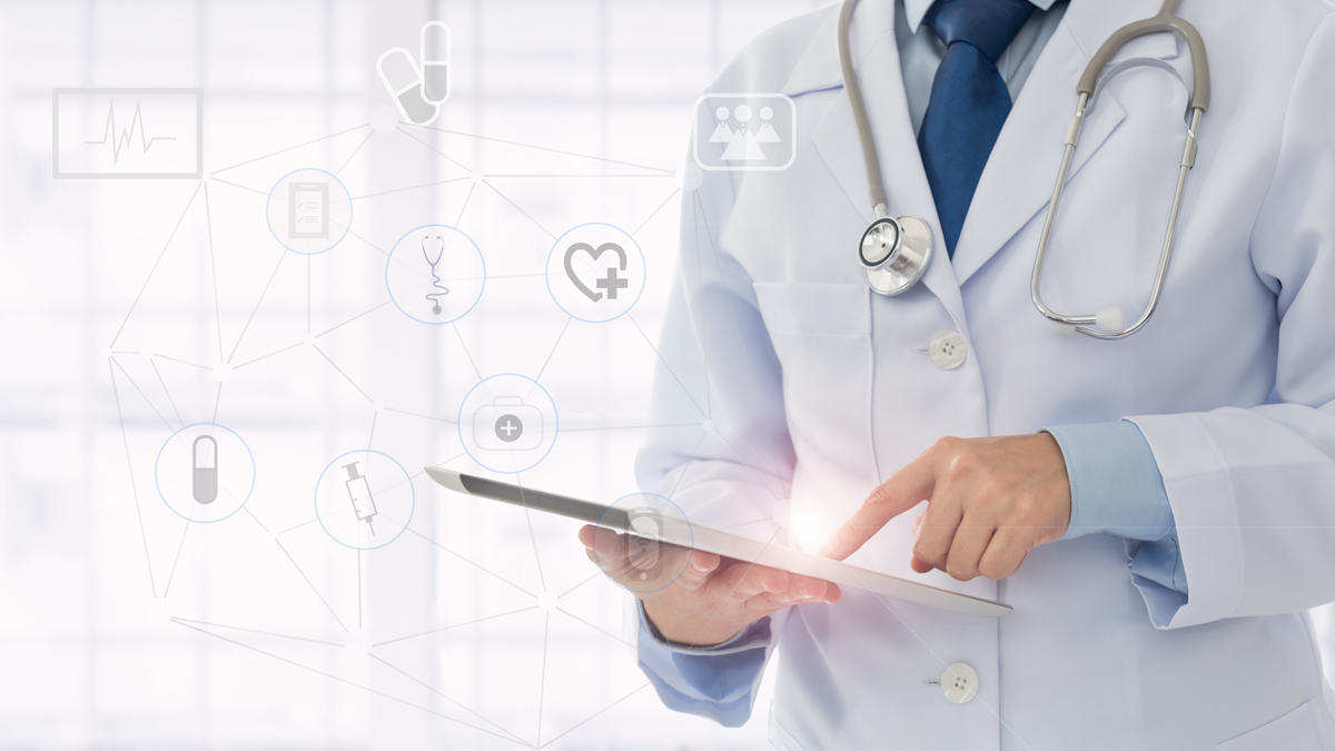 ESPRI, News: Forschungsprojekt JUMeHD, Telehealth Arzt mit digitalem Tablet