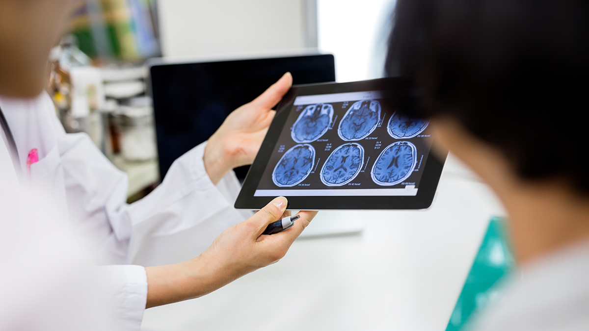 ESPRI, Projekt, Vorschaubild: e-SENS Doctor and patient using digital tablet looking at brain scans