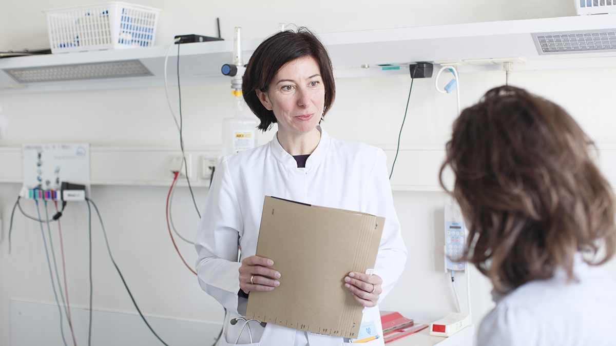ESPRI, Projekt, Vorschaubild: EFA Frau Dr. Sebert von der Charité Berlin-Mitte im Gespräch mit Patientin.
