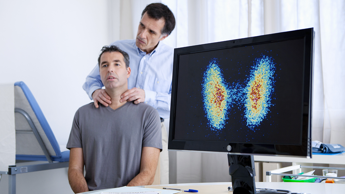 Médecin examinant la thyroïde d'un patient.