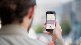Person hält ein Smartphone in der Hand auf dem eine Warnung zu einem Chemieunfall in der näheren Umgebung über KATWARN angezeigt wird