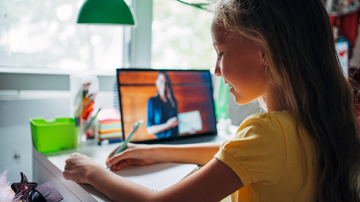 Kind sitzt vor Notebook