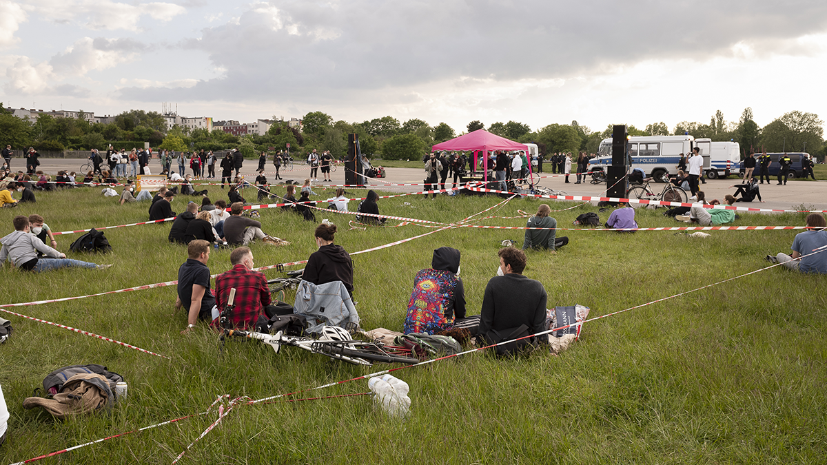ESPRI, Projekt, Vorschaubild: PsychoKat Rave Demo Berlin unter Corona Maßnahmen mit abgesperrten Bereichen und Mund-Nasen-Schutz