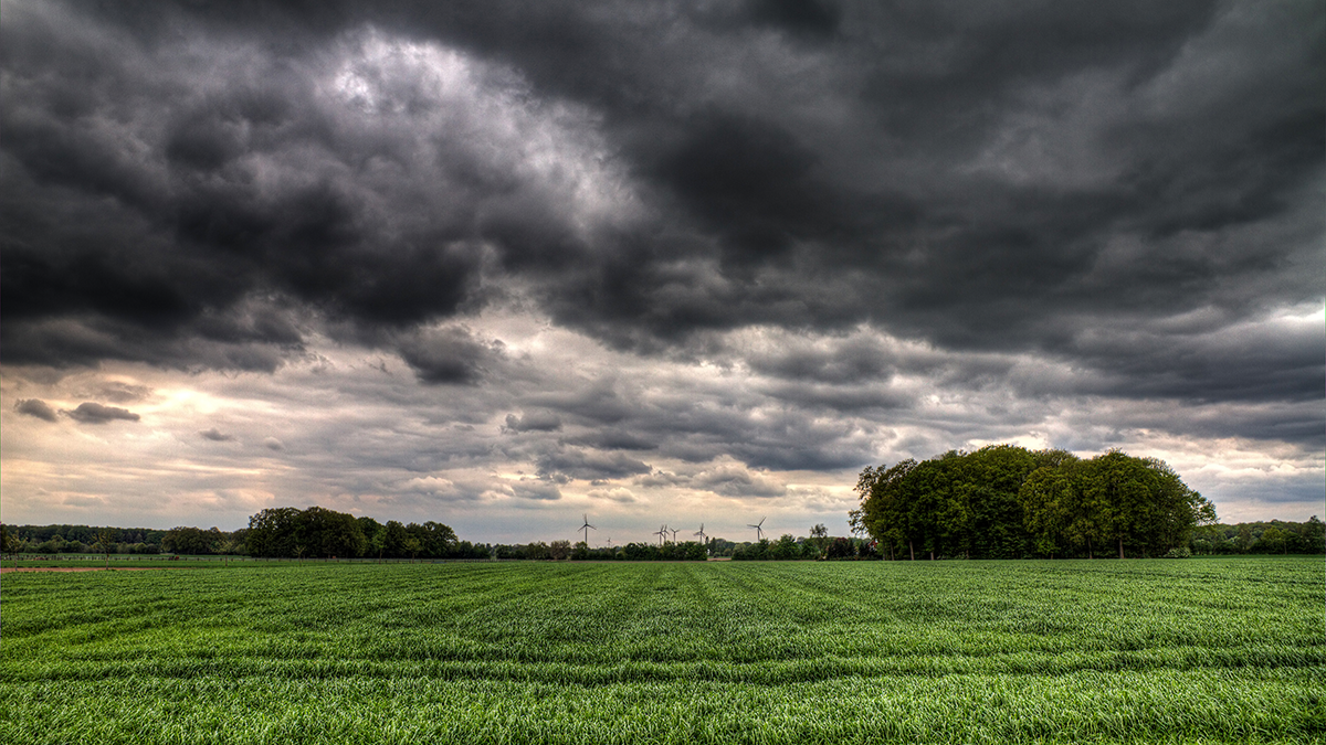 ESPRI, Projekt, Vorschaubild: WIND Ominous clouds over green fields in europe. HDR
