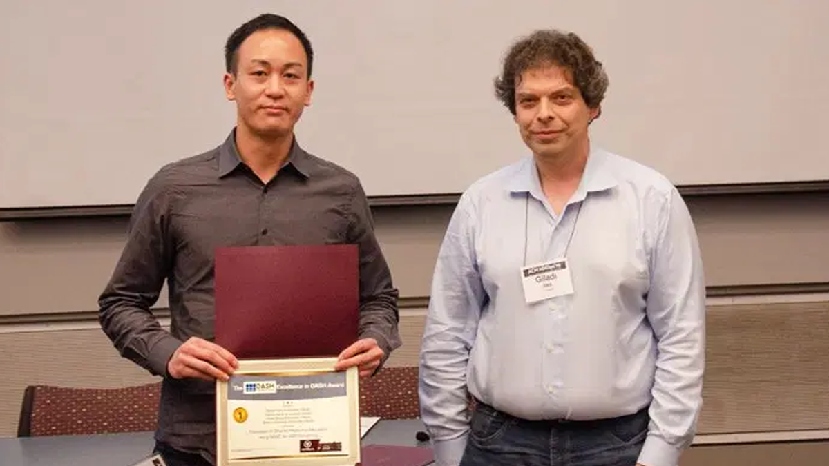 von links nach rechts: Stefan Pham, wissenschaftlicher Mitarbeiter bei Fraunhofer FOKUS, und Alex Giladi, Comcast, bei der Urkundenübergabe.