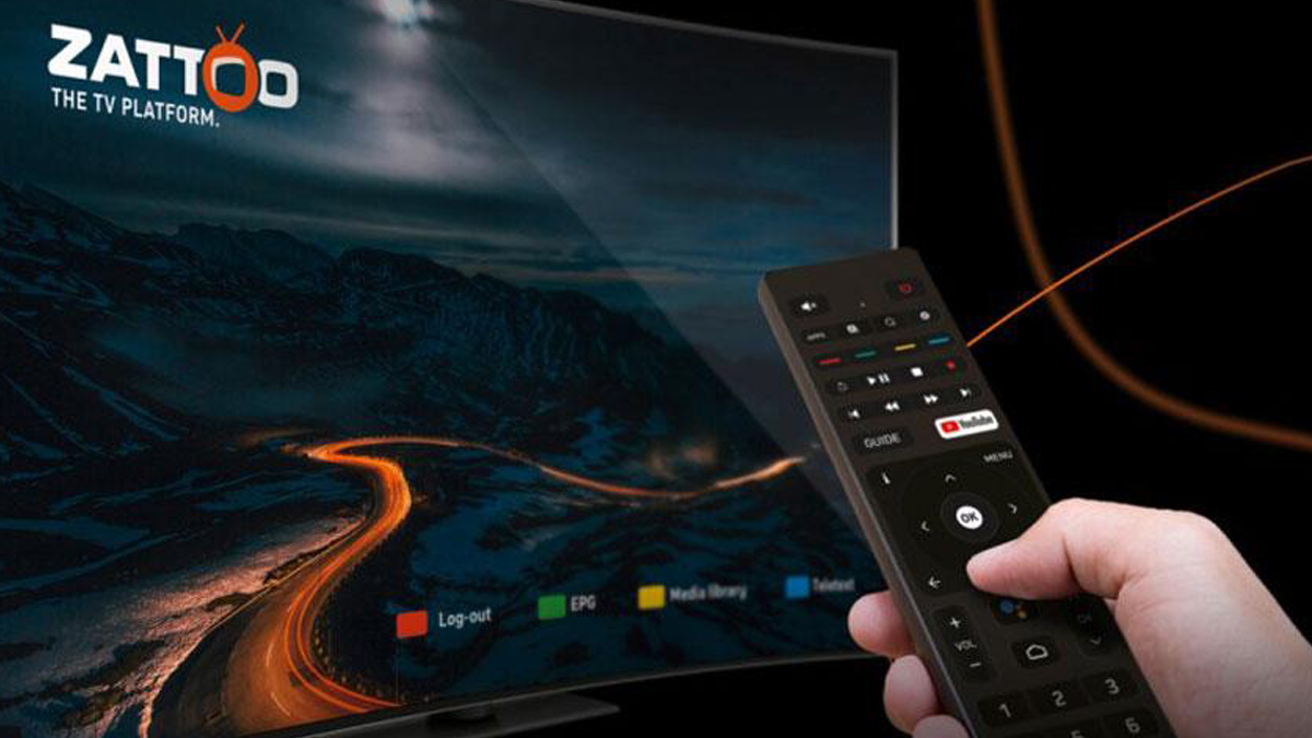 FAME, News: Zattoo-HbbTV Eine Hand hält eine Fernsehbedienung. Im Hintergrund ist ein Fernseher mit der Fernsehplattform Zattoo zu sehen.